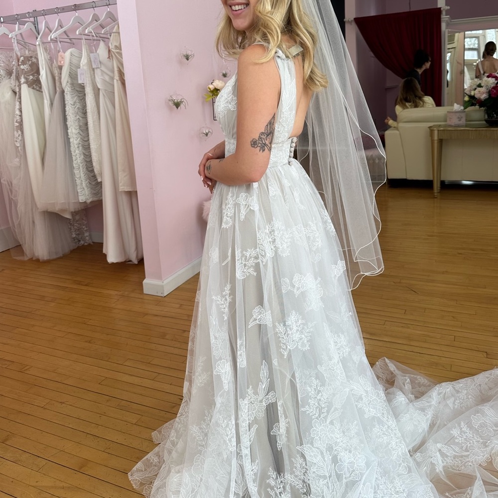 Beautiful, unique, whimsical Essence of Australia wedding dress (never worn!)